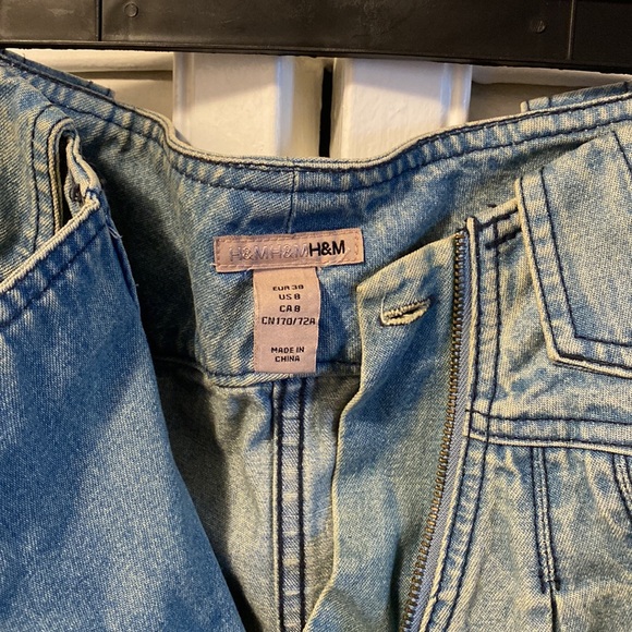 H&M Women’s Jeans. Size 8 - Picture 4 of 4